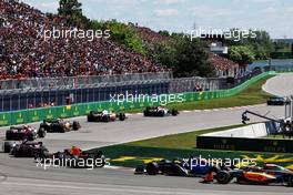Alexander Albon (THA) Williams Racing FW44 and Lando Norris (GBR) McLaren MCL36. 19.06.2022. Formula 1 World Championship, Rd 9, Canadian Grand Prix, Montreal, Canada, Race Day.