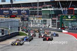 Max Verstappen (NLD) Red Bull Racing RB18 leads at the start of the race. 19.06.2022. Formula 1 World Championship, Rd 9, Canadian Grand Prix, Montreal, Canada, Race Day.