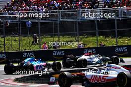 Lewis Hamilton (GBR) Mercedes AMG F1 W13 leads Esteban Ocon (FRA) Alpine F1 Team A522. 19.06.2022. Formula 1 World Championship, Rd 9, Canadian Grand Prix, Montreal, Canada, Race Day.
