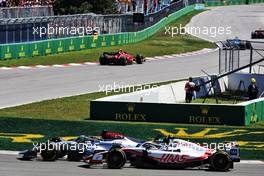 George Russell (GBR) Mercedes AMG F1 W13 and Mick Schumacher (GER) Haas VF-22 battle for position. 19.06.2022. Formula 1 World Championship, Rd 9, Canadian Grand Prix, Montreal, Canada, Race Day.