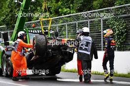 The Red Bull Racing RB18 of Sergio Perez (MEX) Red Bull Racing is recovered after he crashed during qualifying. 18.06.2022. Formula 1 World Championship, Rd 9, Canadian Grand Prix, Montreal, Canada, Qualifying Day.