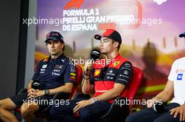 (L to R): Sergio Perez (MEX) Red Bull Racing and Charles Leclerc (MON) Ferrari in the FIA Press Conference. 20.05.2022 Formula 1 World Championship, Rd 6, Spanish Grand Prix, Barcelona, Spain, Practice Day.