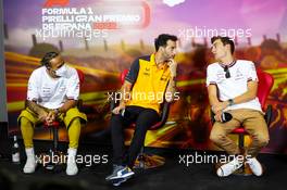 (L to R): Lewis Hamilton (GBR) Mercedes AMG F1' Daniel Ricciardo (AUS) McLaren, and George Russell (GBR) Mercedes AMG F1, in the FIA Press Conference. 20.05.2022 Formula 1 World Championship, Rd 6, Spanish Grand Prix, Barcelona, Spain, Practice Day.