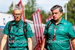(L to R): Mike Krack (LUX) Aston Martin F1 Team, Team Principal with Andy Stevenson (GBR) Aston Martin F1 Team Manager. 20.05.2022 Formula 1 World Championship, Rd 6, Spanish Grand Prix, Barcelona, Spain, Practice Day.
