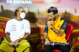 (L to R): Lewis Hamilton (GBR) Mercedes AMG F1 and Daniel Ricciardo (AUS) McLaren in the FIA Press Conference. 20.05.2022 Formula 1 World Championship, Rd 6, Spanish Grand Prix, Barcelona, Spain, Practice Day.