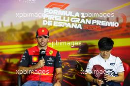 (L to R): Carlos Sainz Jr (ESP) Ferrari with Yuki Tsunoda (JPN) AlphaTauri in the FIA Press Conference. 20.05.2022 Formula 1 World Championship, Rd 6, Spanish Grand Prix, Barcelona, Spain, Practice Day.