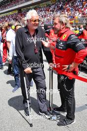 (L to R): Flavio Briatore (ITA) with Gino Rosato (CDN) Ferrari on the grid. 22.05.2022. Formula 1 World Championship, Rd 6, Spanish Grand Prix, Barcelona, Spain, Race Day.