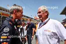 (L to R): Paul Monaghan (GBR) Red Bull Racing Chief Engineer with Dr Helmut Marko (AUT) Red Bull Motorsport Consultant on the grid. 22.05.2022. Formula 1 World Championship, Rd 6, Spanish Grand Prix, Barcelona, Spain, Race Day.