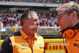 (L to R): Zak Brown (USA) McLaren Executive Director with Andreas Seidl, McLaren Managing Director on the grid. 22.05.2022. Formula 1 World Championship, Rd 6, Spanish Grand Prix, Barcelona, Spain, Race Day.