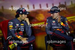 (L to R): Sergio Perez (MEX) Red Bull Racing with Max Verstappen (NLD) Red Bull Racing in the post race FIA Press Conference. 22.05.2022. Formula 1 World Championship, Rd 6, Spanish Grand Prix, Barcelona, Spain, Race Day.