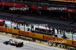 Race winner Max Verstappen (NLD) Red Bull Racing RB18 passes his team at the end of the race. 22.05.2022. Formula 1 World Championship, Rd 6, Spanish Grand Prix, Barcelona, Spain, Race Day.