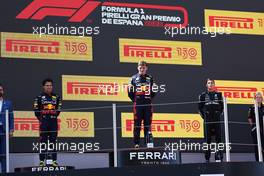 1st place Max Verstappen (NLD) Red Bull Racing RB18, 2nd place Sergio Perez (MEX) Red Bull Racing RB18 and 3rd place George Russell (GBR) Mercedes AMG F1 W13 with Joanna Fleet (GBR) Red Bull Racing Head Of Human Resources. 22.05.2022. Formula 1 World Championship, Rd 6, Spanish Grand Prix, Barcelona, Spain, Race Day.