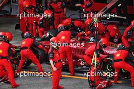 Carlos Sainz Jr (ESP) Ferrari F1-75 makes a pit stop. 22.05.2022. Formula 1 World Championship, Rd 6, Spanish Grand Prix, Barcelona, Spain, Race Day.