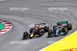 Max Verstappen (NLD) Red Bull Racing RB18 and George Russell (GBR) Mercedes AMG F1 W13 battle for position. 22.05.2022. Formula 1 World Championship, Rd 6, Spanish Grand Prix, Barcelona, Spain, Race Day.