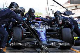 Nicholas Latifi (CDN) Williams Racing FW44 makes a pit stop. 22.05.2022. Formula 1 World Championship, Rd 6, Spanish Grand Prix, Barcelona, Spain, Race Day.