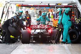 George Russell (GBR) Mercedes AMG F1 W13 pit stop. 22.05.2022. Formula 1 World Championship, Rd 6, Spanish Grand Prix, Barcelona, Spain, Race Day.