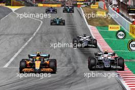 Lando Norris (GBR) McLaren MCL36 and Yuki Tsunoda (JPN) AlphaTauri AT03 battle for position. 22.05.2022. Formula 1 World Championship, Rd 6, Spanish Grand Prix, Barcelona, Spain, Race Day.