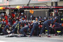 Sergio Perez (MEX) Red Bull Racing RB18 pit stop. 22.05.2022. Formula 1 World Championship, Rd 6, Spanish Grand Prix, Barcelona, Spain, Race Day.