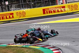 Max Verstappen (NLD) Red Bull Racing RB18 and George Russell (GBR) Mercedes AMG F1 W13 battle for position. 22.05.2022. Formula 1 World Championship, Rd 6, Spanish Grand Prix, Barcelona, Spain, Race Day.
