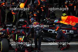 Sergio Perez (MEX) Red Bull Racing RB18 makes a pit stop. 22.05.2022. Formula 1 World Championship, Rd 6, Spanish Grand Prix, Barcelona, Spain, Race Day.