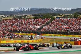 Charles Leclerc (MON) Ferrari F1-75 leads at the start of the race. 22.05.2022. Formula 1 World Championship, Rd 6, Spanish Grand Prix, Barcelona, Spain, Race Day.