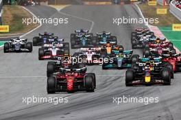 Charles Leclerc (MON) Ferrari F1-75 leads Max Verstappen (NLD) Red Bull Racing RB18 at the start of the race. 22.05.2022. Formula 1 World Championship, Rd 6, Spanish Grand Prix, Barcelona, Spain, Race Day.