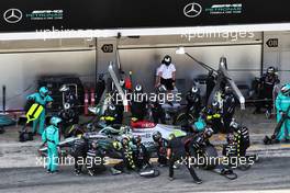 Lewis Hamilton (GBR) Mercedes AMG F1 W13 makes a pit stop. 22.05.2022. Formula 1 World Championship, Rd 6, Spanish Grand Prix, Barcelona, Spain, Race Day.