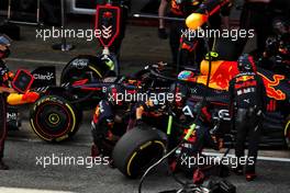 Sergio Perez (MEX) Red Bull Racing RB18 makes a pit stop. 22.05.2022. Formula 1 World Championship, Rd 6, Spanish Grand Prix, Barcelona, Spain, Race Day.