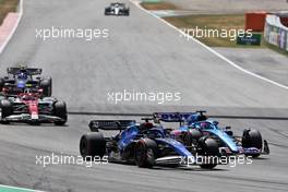 Alexander Albon (THA) Williams Racing FW44 and Fernando Alonso (ESP) Alpine F1 Team A522 battle for position. 22.05.2022. Formula 1 World Championship, Rd 6, Spanish Grand Prix, Barcelona, Spain, Race Day.