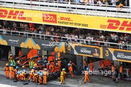 Daniel Ricciardo (AUS) McLaren MCL36 makes a pit stop. 22.05.2022. Formula 1 World Championship, Rd 6, Spanish Grand Prix, Barcelona, Spain, Race Day.