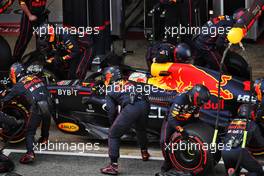 Max Verstappen (NLD) Red Bull Racing RB18 makes a pit stop. 22.05.2022. Formula 1 World Championship, Rd 6, Spanish Grand Prix, Barcelona, Spain, Race Day.