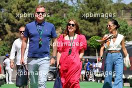 (L to R): Tom Garfinkel (USA) Miami GP Promotor with Cara Wickham (GBR) sister of George Russell (GBR) Mercedes AMG F1 and Carmen Montero Mundt. 21.05.2022. Formula 1 World Championship, Rd 6, Spanish Grand Prix, Barcelona, Spain, Qualifying Day.
