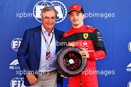 Charles Leclerc (MON) Ferrari receives trhe Pirelli Pole Position Award from Carlos Sainz (ESP). 21.05.2022. Formula 1 World Championship, Rd 6, Spanish Grand Prix, Barcelona, Spain, Qualifying Day.