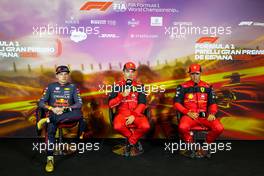 (L to R): Max Verstappen (NLD) Red Bull Racing; Charles Leclerc (MON) Ferrari; and Carlos Sainz Jr (ESP) Ferrari, in the post qualifying FIA Press Conference. 21.05.2022. Formula 1 World Championship, Rd 6, Spanish Grand Prix, Barcelona, Spain, Qualifying Day.