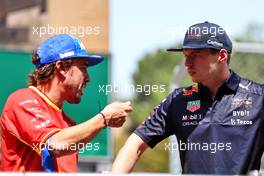 (L to R): Fernando Alonso (ESP) Alpine F1 Team and Max Verstappen (NLD) Red Bull Racing on the drivers parade. 22.05.2022. Formula 1 World Championship, Rd 6, Spanish Grand Prix, Barcelona, Spain, Race Day.