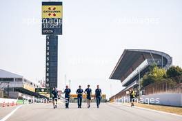 Nicholas Latifi (CDN) Williams Racing walks the circuit with the team. 19.05.2022. Formula 1 World Championship, Rd 6, Spanish Grand Prix, Barcelona, Spain, Preparation Day.