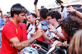 Carlos Sainz Jr (ESP) Ferrari signs autographs for the fans. 19.05.2022. Formula 1 World Championship, Rd 6, Spanish Grand Prix, Barcelona, Spain, Preparation Day.