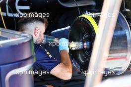 Red Bull Racing mechanic working on the Red Bull Racing RB18 sidepod. 22.07.2022. Formula 1 World Championship, Rd 12, French Grand Prix, Paul Ricard, France, Practice Day.