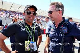 (L to R): Zuber Issa (GBR) CEO EG Group with Christian Horner (GBR) Red Bull Racing Team Principal on the grid. 24.07.2022. Formula 1 World Championship, Rd 12, French Grand Prix, Paul Ricard, France, Race Day.