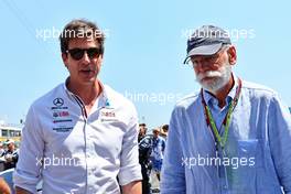 (L to R): Toto Wolff (GER) Mercedes AMG F1 Shareholder and Executive Director with Dr. Dieter Zetsche (GER) on the grid. 24.07.2022. Formula 1 World Championship, Rd 12, French Grand Prix, Paul Ricard, France, Race Day.