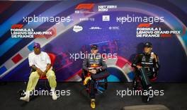 (L to R): Lewis Hamilton (GBR) Mercedes AMG F1; Max Verstappen (NLD) Red Bull Racing; and George Russell (GBR) Mercedes AMG F1, in the post race FIA Press Conference. 24.07.2022. Formula 1 World Championship, Rd 12, French Grand Prix, Paul Ricard, France, Race Day.