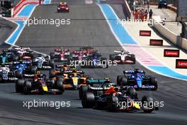 Max Verstappen (NLD) Red Bull Racing RB18 at the start of the race. 24.07.2022. Formula 1 World Championship, Rd 12, French Grand Prix, Paul Ricard, France, Race Day.