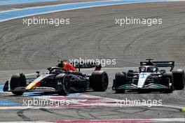 Sergio Perez (MEX) Red Bull Racing RB18 and George Russell (GBR) Mercedes AMG F1 W13 battle for position. 24.07.2022. Formula 1 World Championship, Rd 12, French Grand Prix, Paul Ricard, France, Race Day.