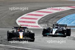 Sergio Perez (MEX) Red Bull Racing RB18 leads George Russell (GBR) Mercedes AMG F1 W13. 24.07.2022. Formula 1 World Championship, Rd 12, French Grand Prix, Paul Ricard, France, Race Day.