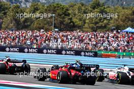 Carlos Sainz Jr (ESP) Ferrari F1-75 at the start of the race. 24.07.2022. Formula 1 World Championship, Rd 12, French Grand Prix, Paul Ricard, France, Race Day.