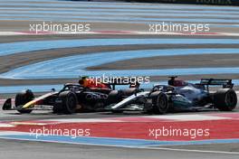 Sergio Perez (MEX) Red Bull Racing RB18 and George Russell (GBR) Mercedes AMG F1 W13 battle for position. 24.07.2022. Formula 1 World Championship, Rd 12, French Grand Prix, Paul Ricard, France, Race Day.