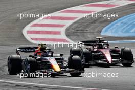Sergio Perez (MEX) Red Bull Racing RB18 and Carlos Sainz Jr (ESP) Ferrari F1-75 battle for position. 24.07.2022. Formula 1 World Championship, Rd 12, French Grand Prix, Paul Ricard, France, Race Day.