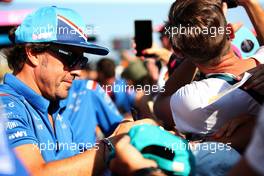 Fernando Alonso (ESP) Alpine F1 Team signs autographs for the fans.. 21.07.2022. Formula 1 World Championship, Rd 12, French Grand Prix, Paul Ricard, France, Preparation Day.