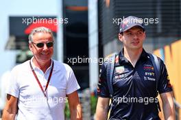 (L to R): Raymond Vermeulen (NLD) Driver Manager with Max Verstappen (NLD) Red Bull Racing. 21.07.2022. Formula 1 World Championship, Rd 12, French Grand Prix, Paul Ricard, France, Preparation Day.
