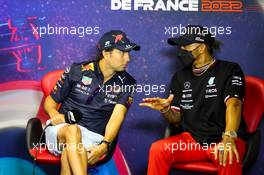 (L to R): Sergio Perez (MEX) Red Bull Racing and Lewis Hamilton (GBR) Mercedes AMG F1 in the FIA Press Conference. 21.07.2022. Formula 1 World Championship, Rd 12, French Grand Prix, Paul Ricard, France, Preparation Day.